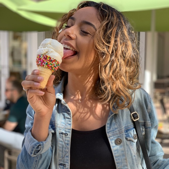 Meet your Posher, Olivia - Picture 2 of 8